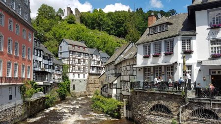 Het Rode Huis Museum in Monschau op de Eifelsteig © Wandelvakantie Duitsland
