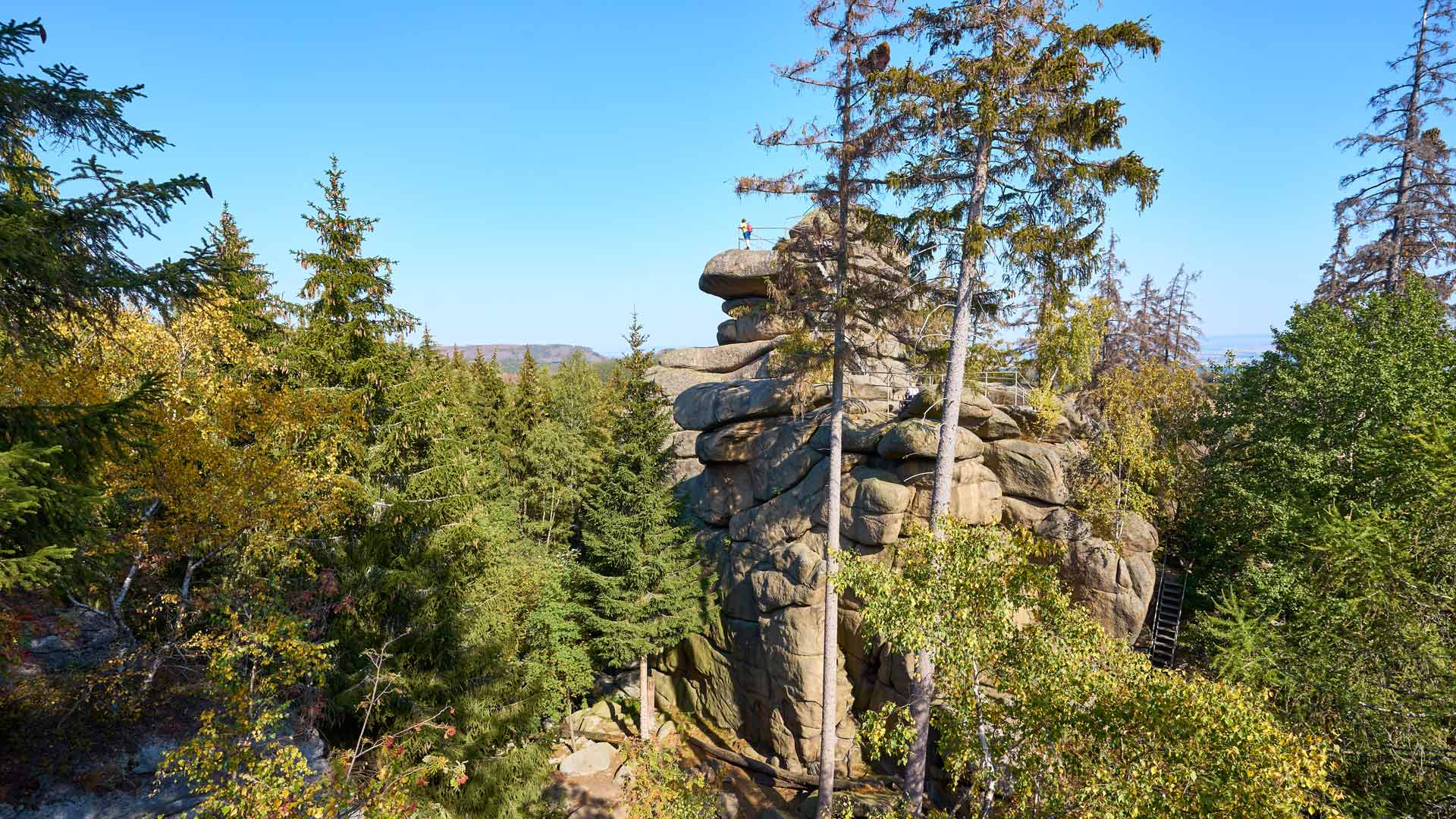 De rotsformatie Ottofels in de Harz kun je beklimmen.