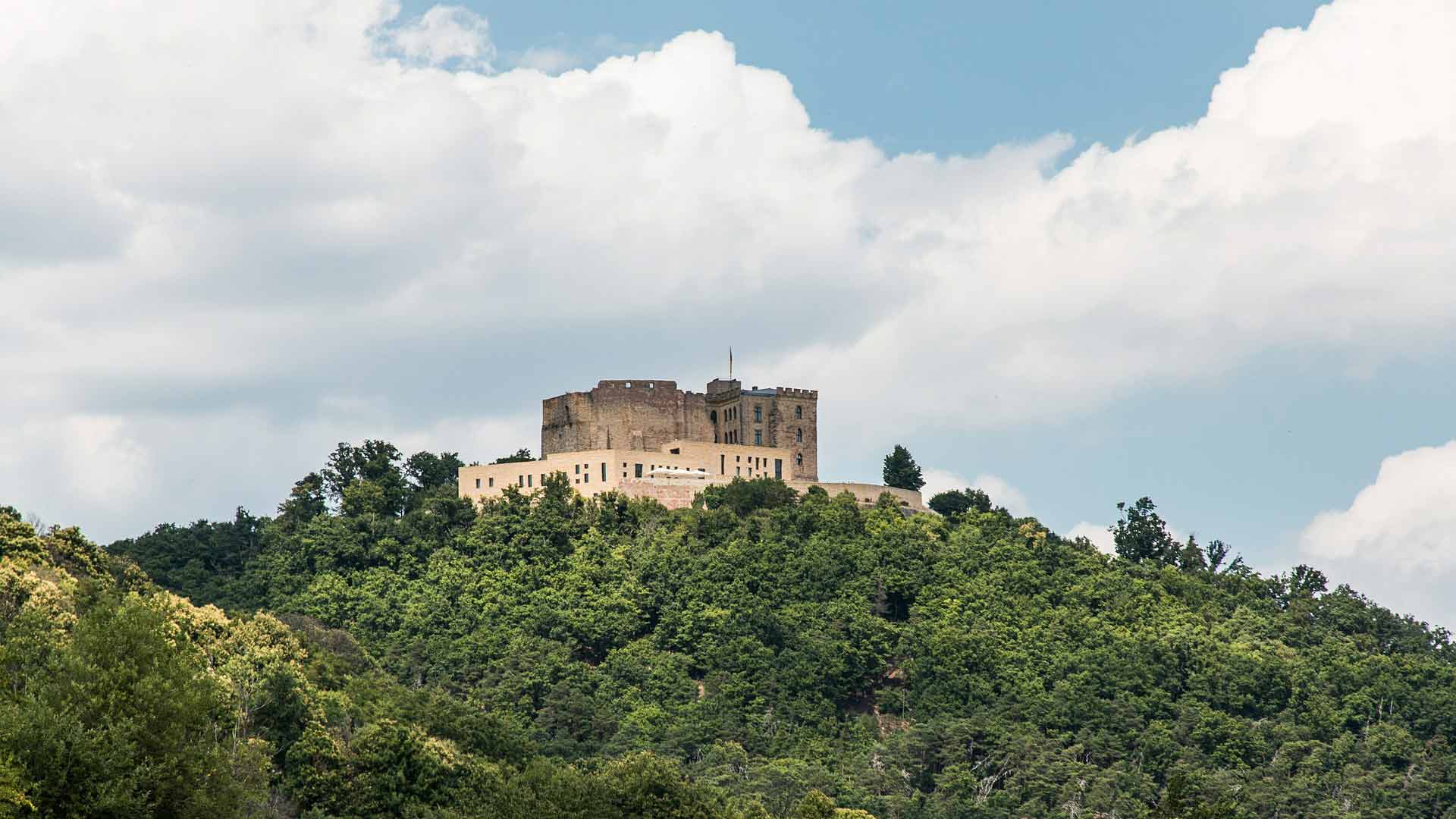 Hambacher Schloss bij Maikammer op de Pfälzer Weinsteig © Pixabay tomkevicius