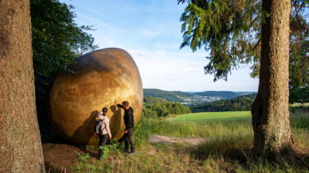 Langs de WaldSkulpturenweg staat bijvoorbeeld dit beeld, het gouden ei, Magdalena Jetelová. © Klaus-Peter Kappest - Touristikverband Siegerland-Wittgenstein